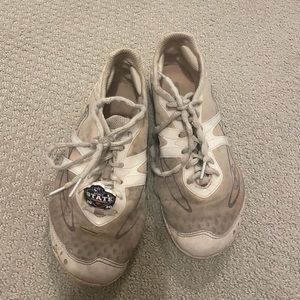 Cheer shoes